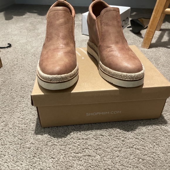 Shoes - Picture 4 of 8